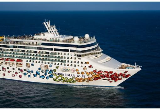 Detalle de la proa decorada del alegre  Norwegian Gem